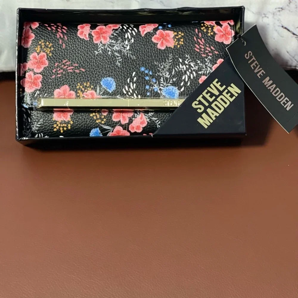 STEVE MADDEN LOGO BAR TRIFOLD WALLET IN GIFT BOX - Picture 3 of 16